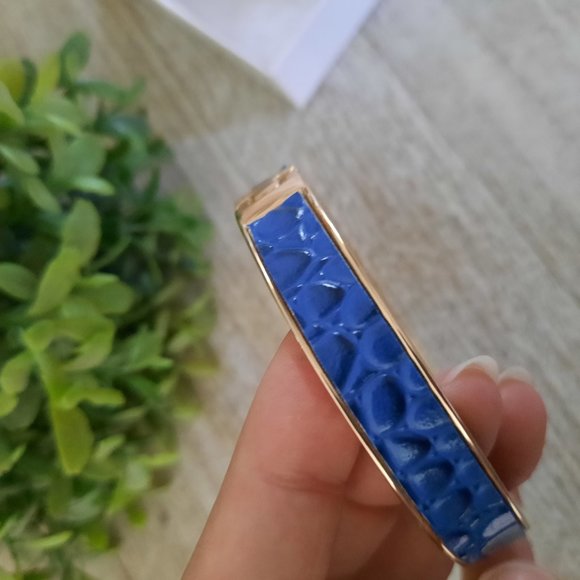 Daniela Swaebe Zaffre Blue Crocodile Inlay Thin Hinge Bangle - Goldtone, New! - Picture 5 of 16